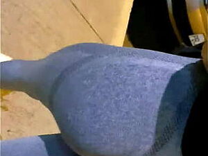 No me aguanto y me follo a la mejor amiga de mi novia en el asiento trasero del auto despu&eacute_s de salir del GYM - LA GRABO A ESCONDIDAS AMATAUR REAL MONTANDO EN EL COCHE