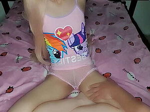 Hijastra! Mi padrastro se corre dentro de mi en la noche