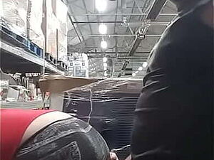 Rapidito con una compa&ntilde_era de trabajo en el almacen