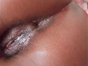 Hechale un vistazo a mi culo y comenta que te parece