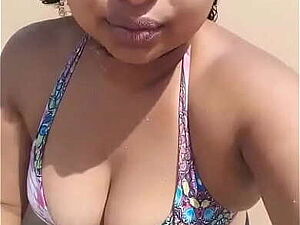 Morena novinha na praia